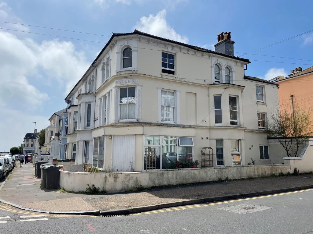 Lot: 137 - FREEHOLD RESIDENTIAL INVESTMENT PRODUCING JUST OVER £53,000 PER ANNUM - View from street showing return frontage
